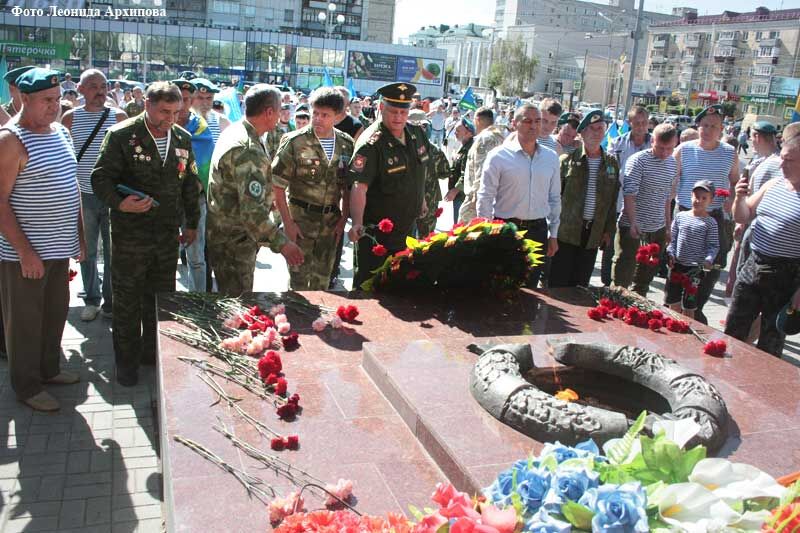 В день ВДВ в Кургане возложили цветы