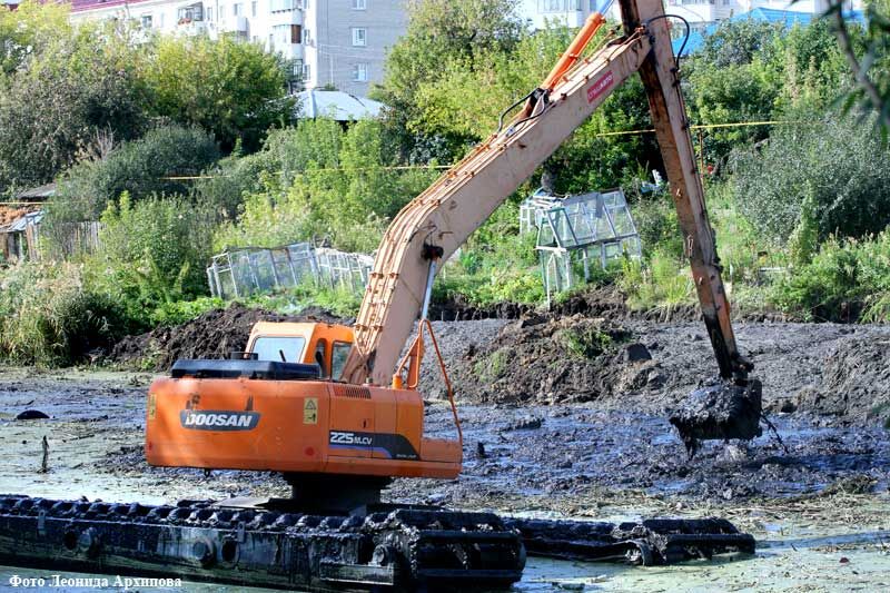 В Кургане продолжается расчистка дна Битёвки в ЦПКиО