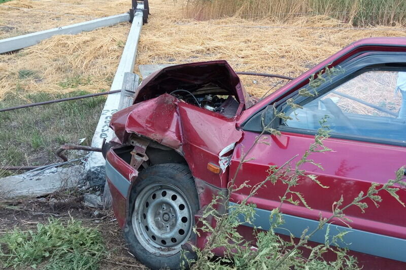 В Зауралье водитель съехал с дороги и врезался в электроопору