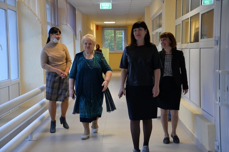 Глава города Кургана Елена Ситникова проверила, как идет учебный процесс в отремонтированной школе № 11