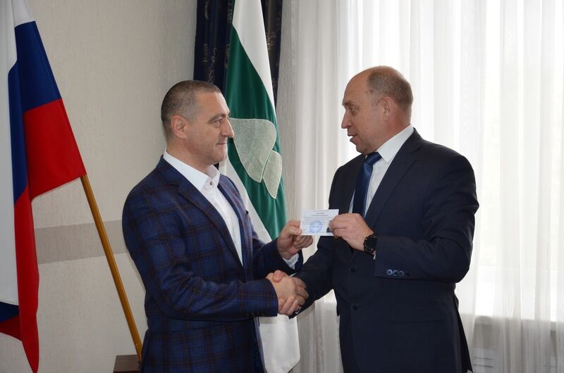 Курганскому лидеру выборов в Госдуму вручили удостоверение о победе