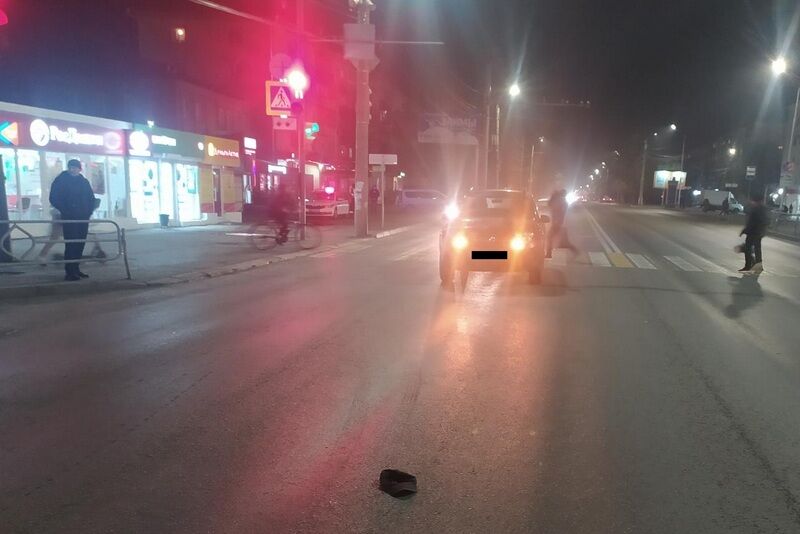 В Кургане пьяный пешеход переходил дорогу на красный и попал под машину