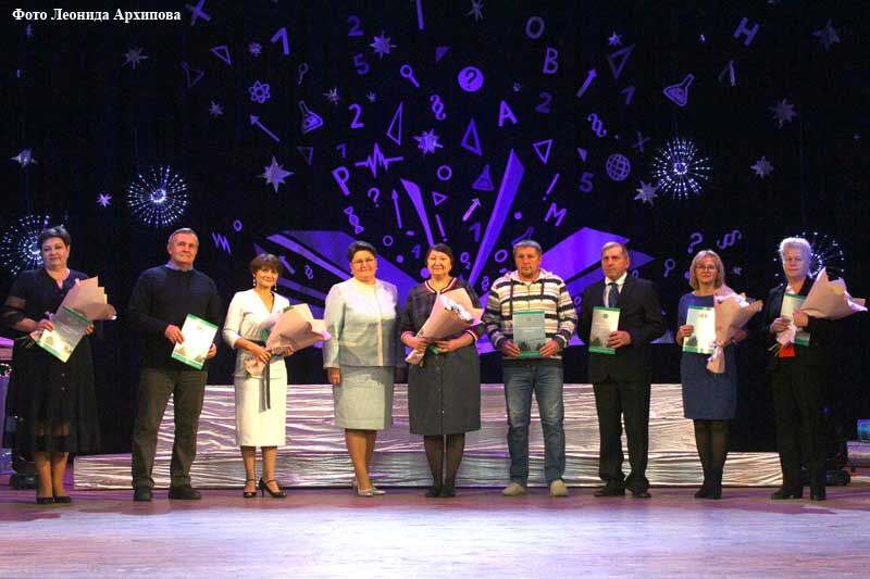 В День учителя зауральским педагогам вручили нагрудные знаки «Почетный работник воспитания и просвещения Российской Федерации»