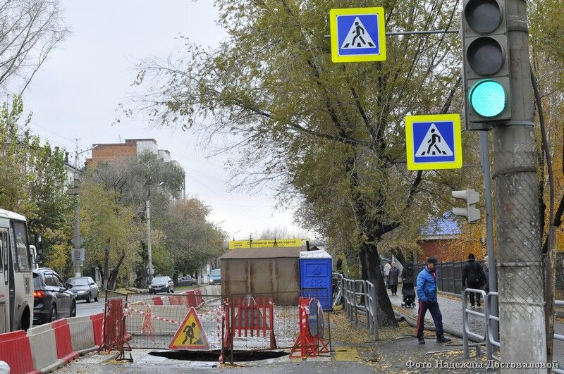 Аварию на коллекторе по ул. К. Мяготина, где образовался провал, планируют устранить к 3 ноября