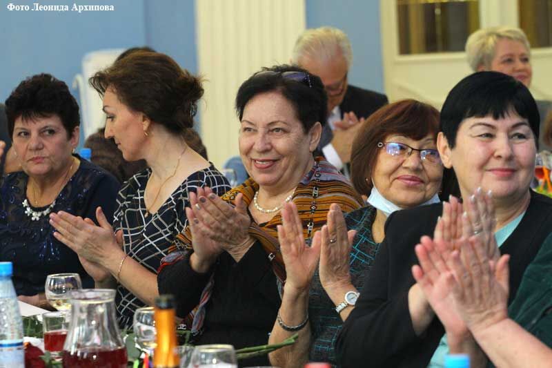 В Кургане поздравили ветеранов педагогического труда