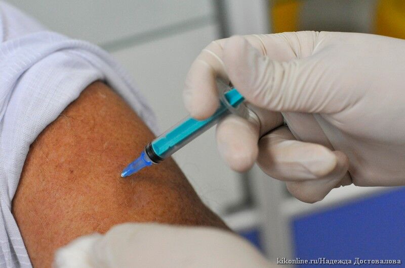 Министерство здравоохранения РФ разрешило вводить одновременно вакцины от коронавируса и гриппа