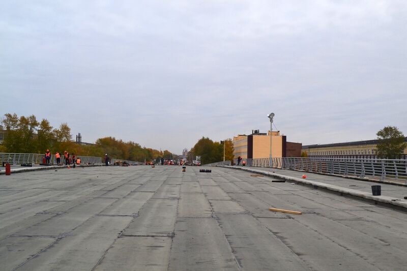 В Кургане подрядчик приступает к асфальтированию моста ЖБИ
