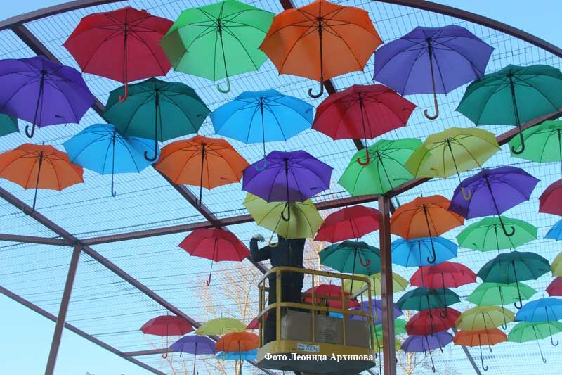 В Кургане в Детском парке появилась аллея парящих зонтиков
