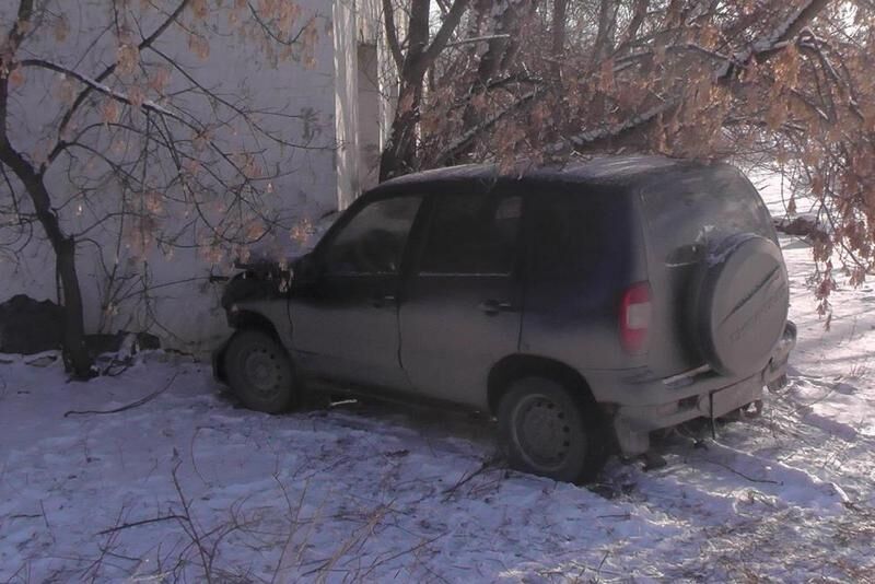 В Зауралье водитель съехал с дороги и врезался в заброшенный дом