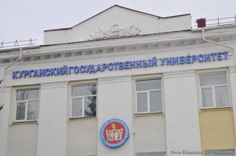 Курганские историки ищут людей с фрагмента памятной доски