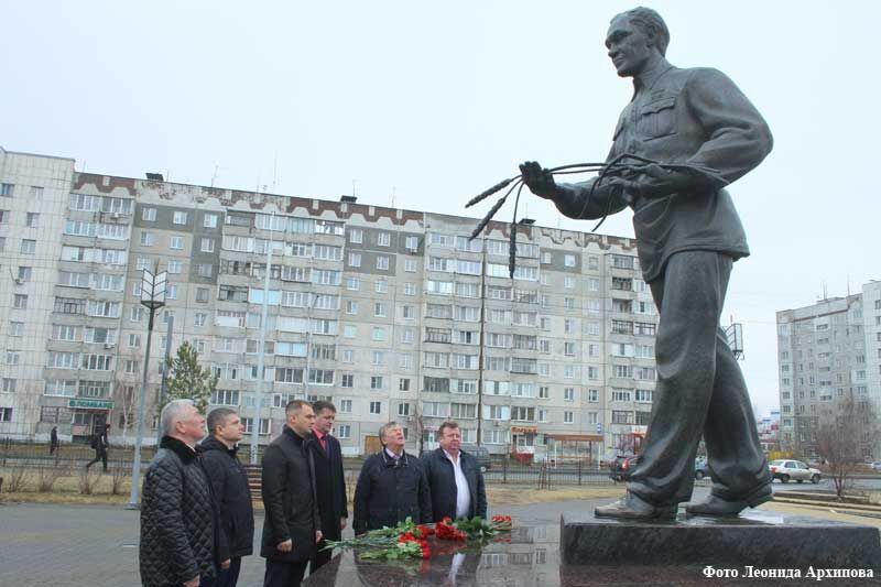 В Кургане возложили цветы к памятнику Мальцеву