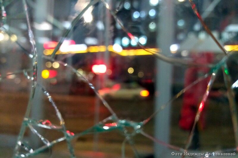 22-летний курганец повредил ногами остановку