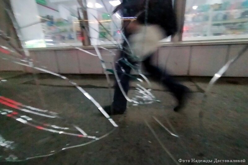 Иногородние молодые люди повредили в Кургане стеклянную остановку
