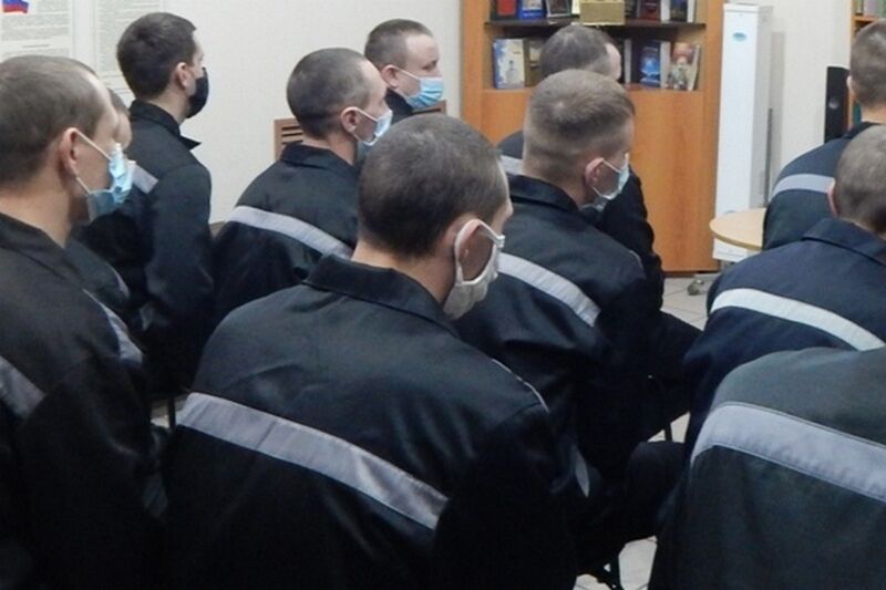С курганскими заключенными перед освобождением психологи смотрят и обсуждают фильмы