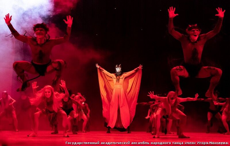 Курганцы увидели знаменитые танцы народов мира и гоголевскую ночь на Лысой горе