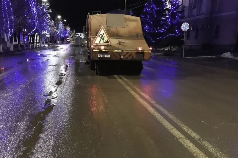 Улицы Кургана обрабатывают противогололедными материалами