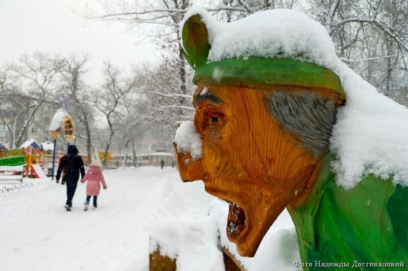 В детском парке Кургана вандалы отпилили нос деревянной Бабе-Яге