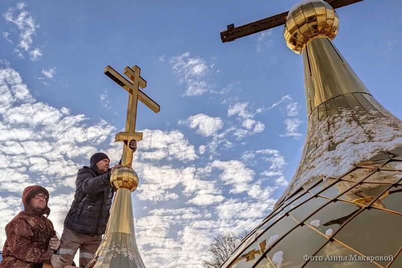 В Чимеевском монастыре освятили купола и кресты нового храма