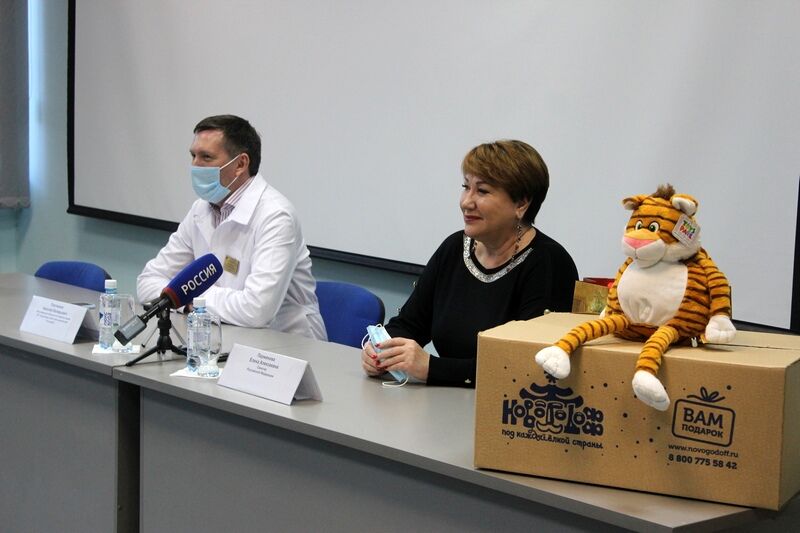 Сенатор РФ по Курганской области Елена Перминова поздравила медиков Курганской областной больницы