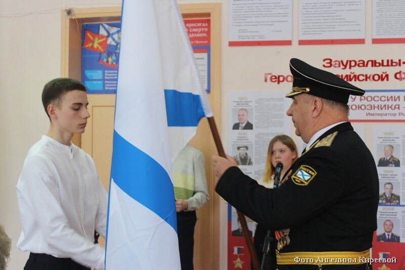 В  курганской школе № 36 открыли историческое панно