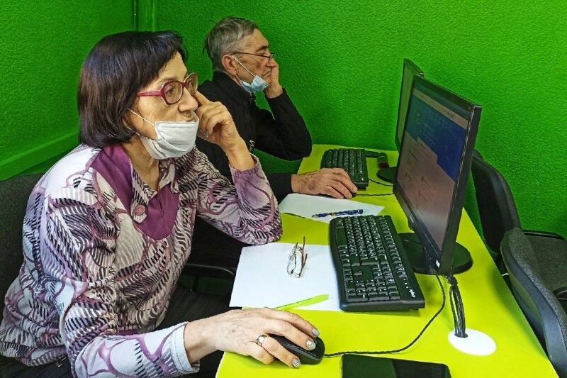 Пенсионеры пошли за госуслугами, не сходя с места