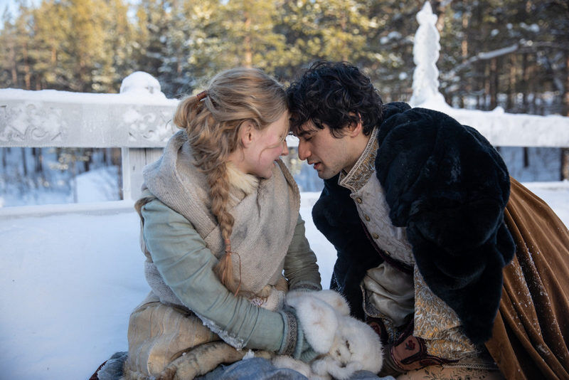 Подборка свежих фильмов и сериалов для новогодних праздников: что выбрать для просмотра с друзьями и детьми