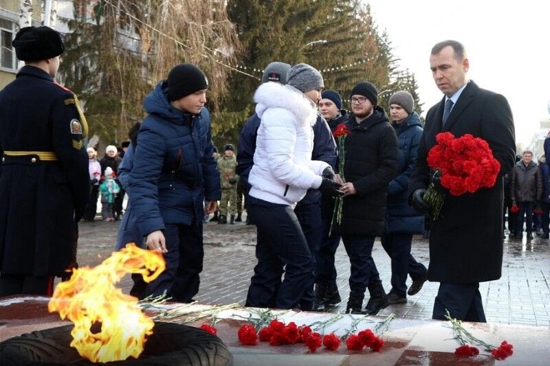 Вадим Шумков возложил цветы к Вечному огню в Кургане в память о воинском подвиге зауральцев