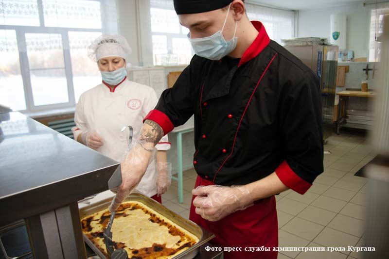 Будущие повара получают бесценный опыт в столовых курганских школ