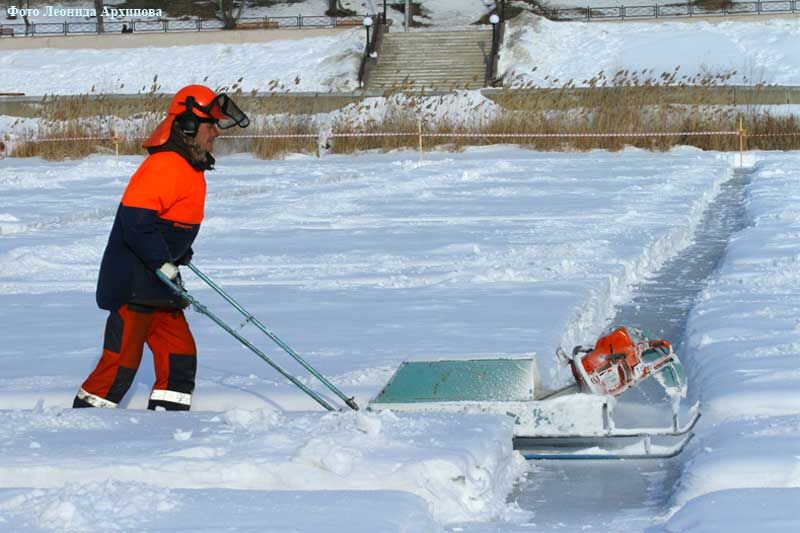 У курганской плотины начали пилить лёд