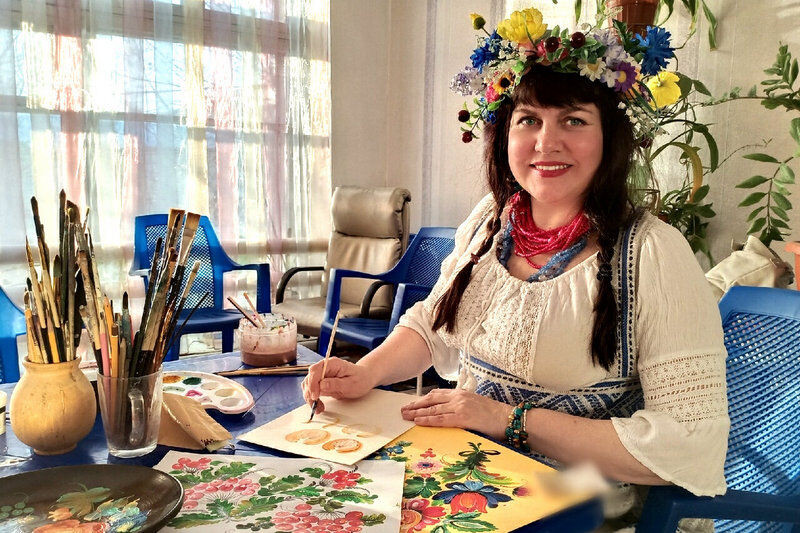 Курганская мастерица обучает народной росписи и экзотическим танцам