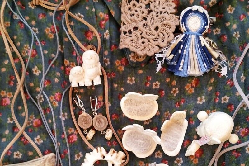 Мастерица из Тюмени работает с лосиным рогом и костью мамонта