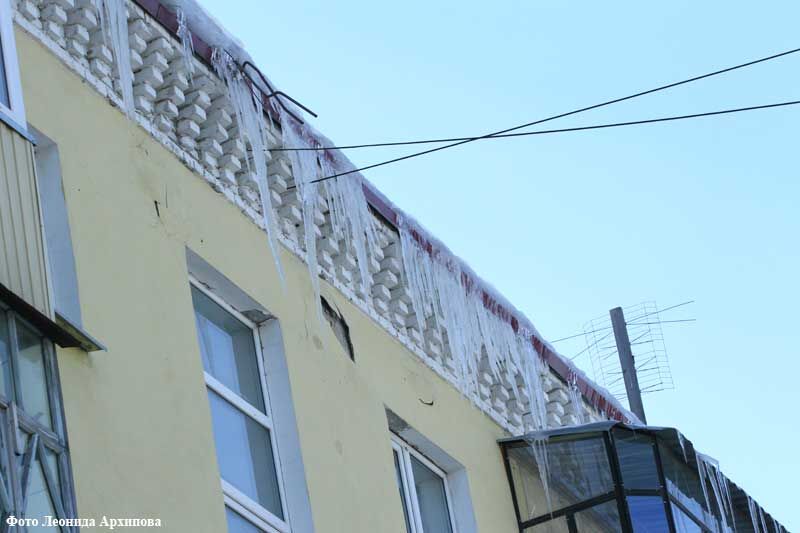 В Кургане управкомпанию привлекут к уголовной ответственности: двум детям упал на головы кусок льда