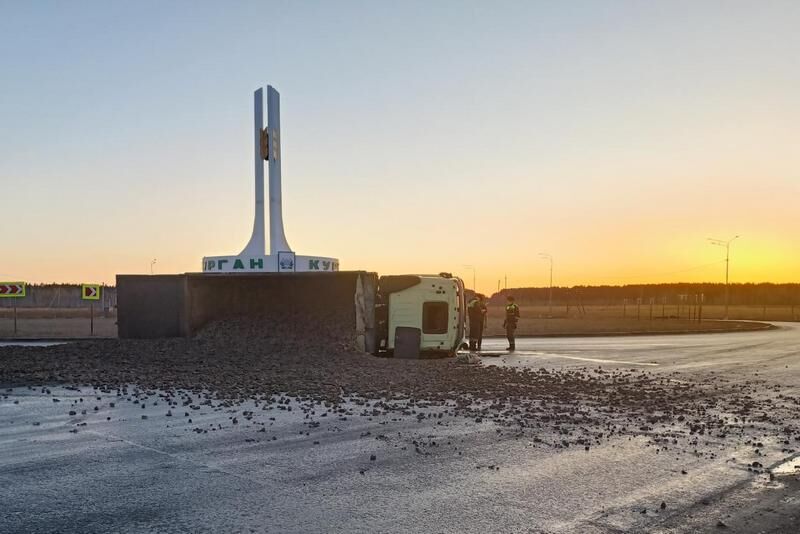 У стелы «Курган» опрокинулась фура