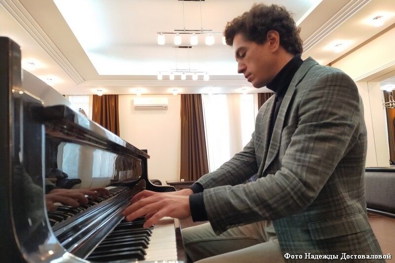«Нам, пианистам, повезло больше». В Кургане впервые выступил Константин Емельянов