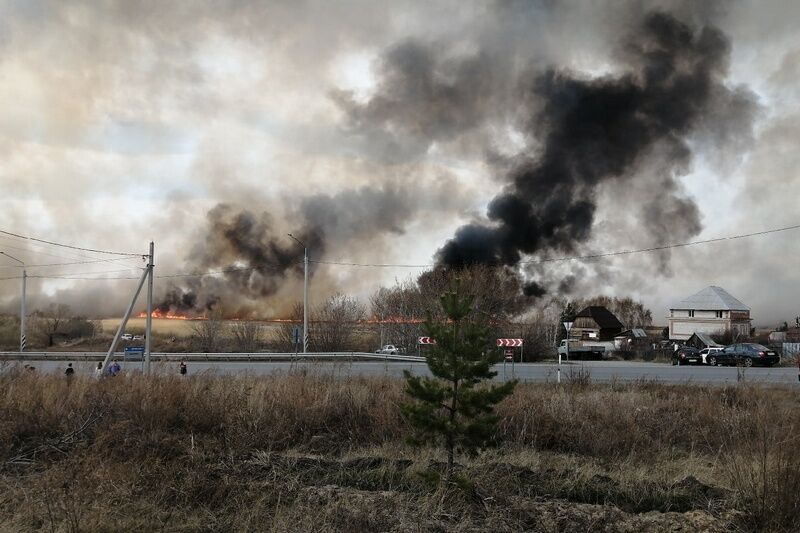 В Кургане пожарные спасают СНТ вдоль шоссе Тюнина: горит 10 га травы