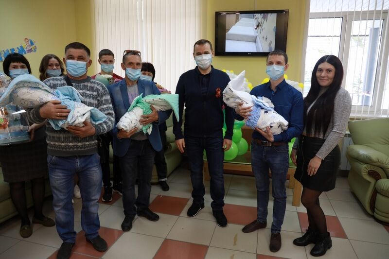 В Кургане родители тройняшек получили сертификат на новое жильё