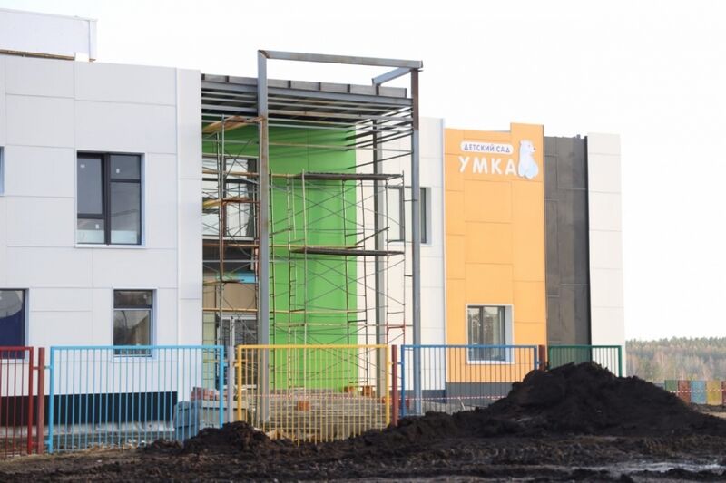 В Шадринске завершают строительство детского сада-яслей на 150 мест, внутри здания высадят живые деревья