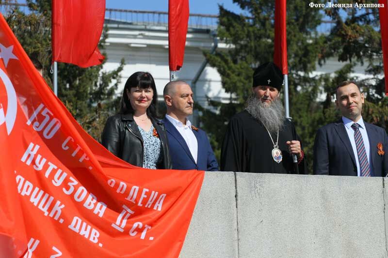 В День Победы в Кургане вновь во время парада пронесли копию Знамени Победы