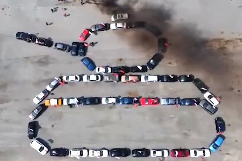 В Кургане из автомобилей выстроили фигуру танка