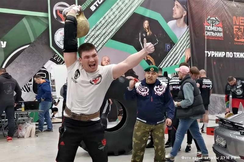 Курганец за два часа установил мировой рекорд по гиревому спорту