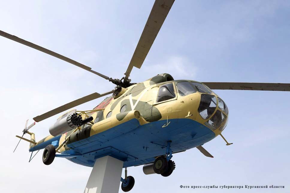 В Кургане в День Победы открыли памятник боевой летающей машине — вертолету «МИ-8»