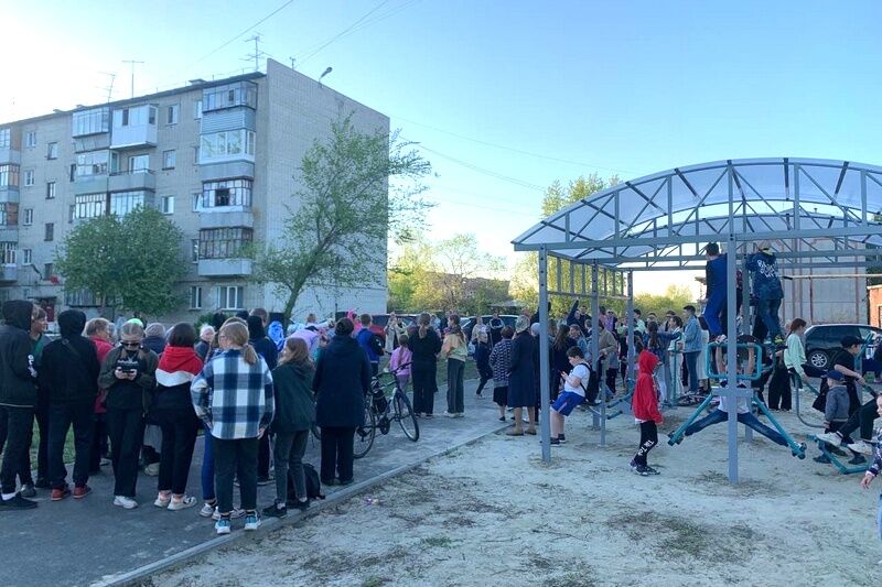 В Кургане инициативная команда горожан установила спортивную площадку в микрорайоне Керамзитный
