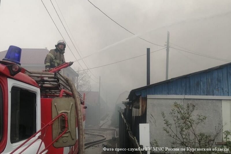 В Курганской области пожарные отстояли от огня 10 населенных пунктов