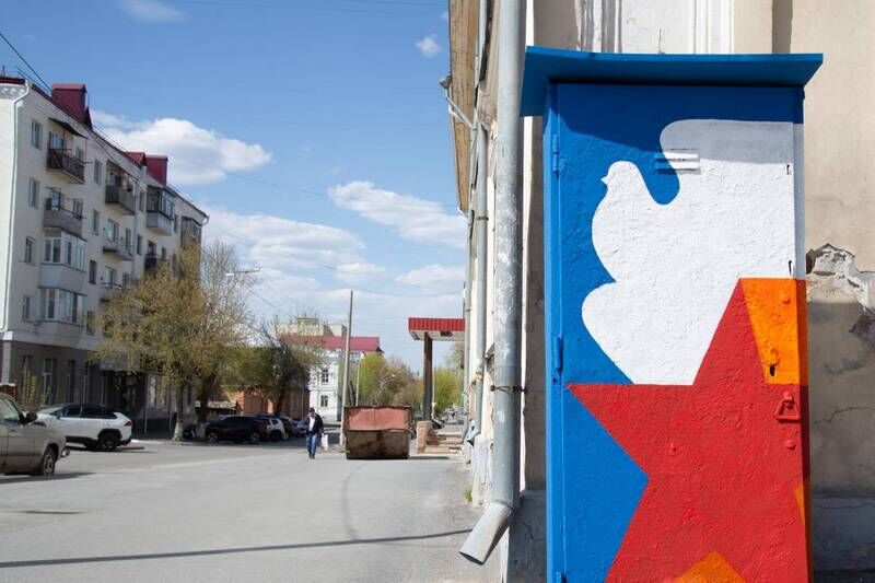 Два распределительных шкафа в Кургане расписали к 9 Мая