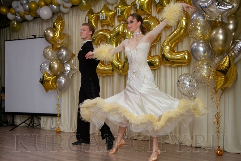 Последние звонки прозвенели для 1587 курганских выпускников