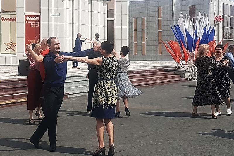 Творческие коллективы города поздравили курганцев с Днем Победы