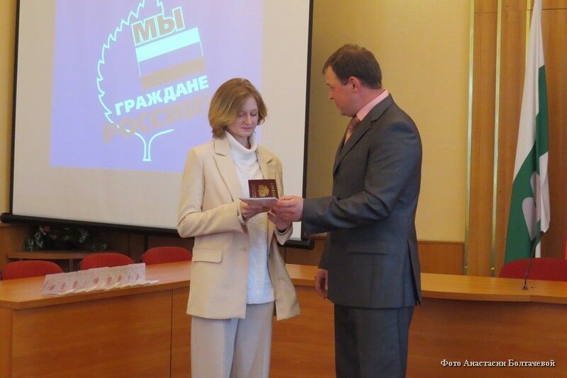 В Кургане вручили паспорта 14-летним гражданам РФ