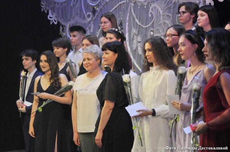 Золотые дети: 135 выпускников курганских школ награждены медалями за отличную учебу