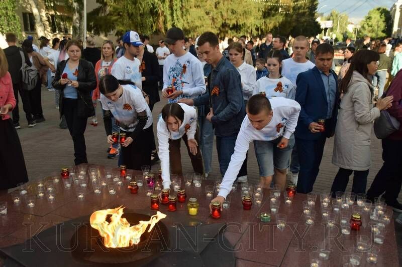 В Кургане зажгли «Свечи памяти» на Аллее Славы