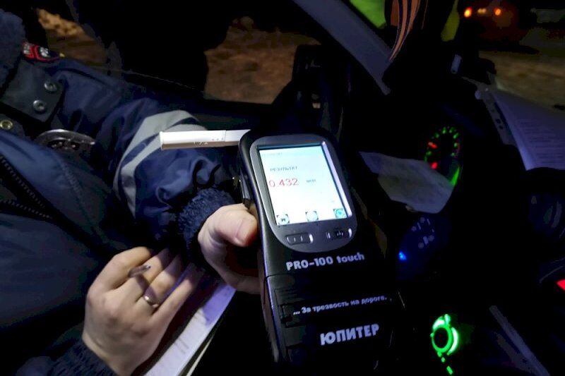 Сотрудники придорожного сервиса помогают зауральским полицейским ловить пьяных водителей